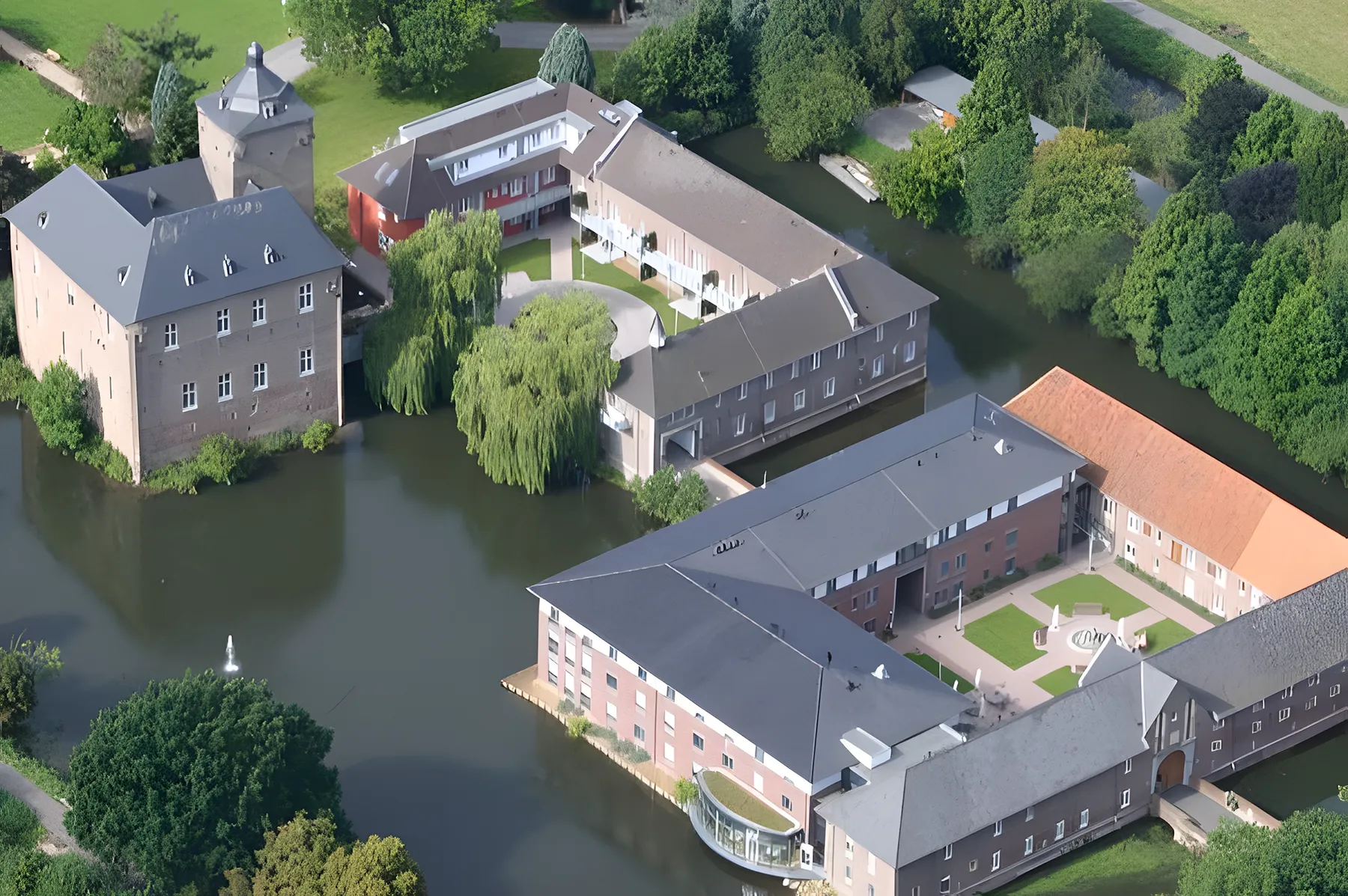 Burg Trips mit Wassergraben und Seniorenwohnpark aus der Luft