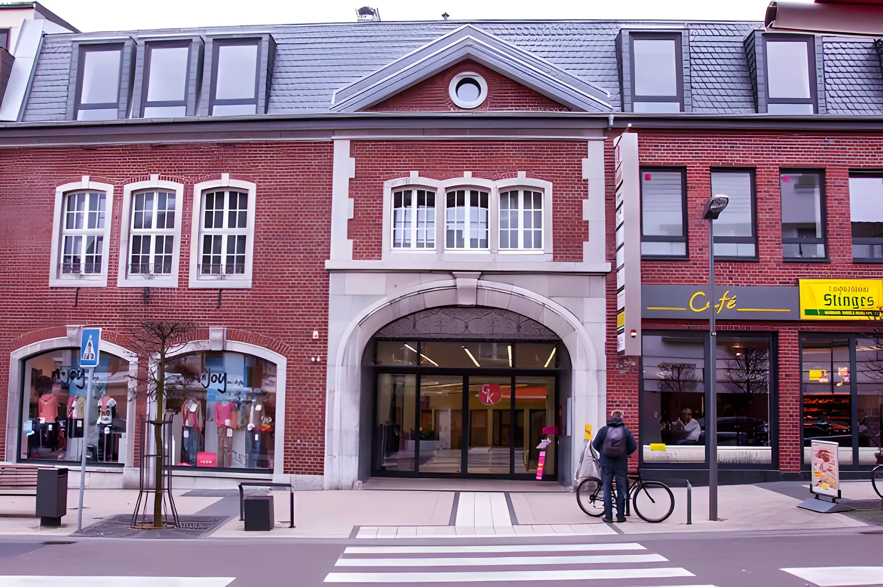 Backsteinfassade der Einkaufspassage Galerie K mit Eingang und Ladenlokalen